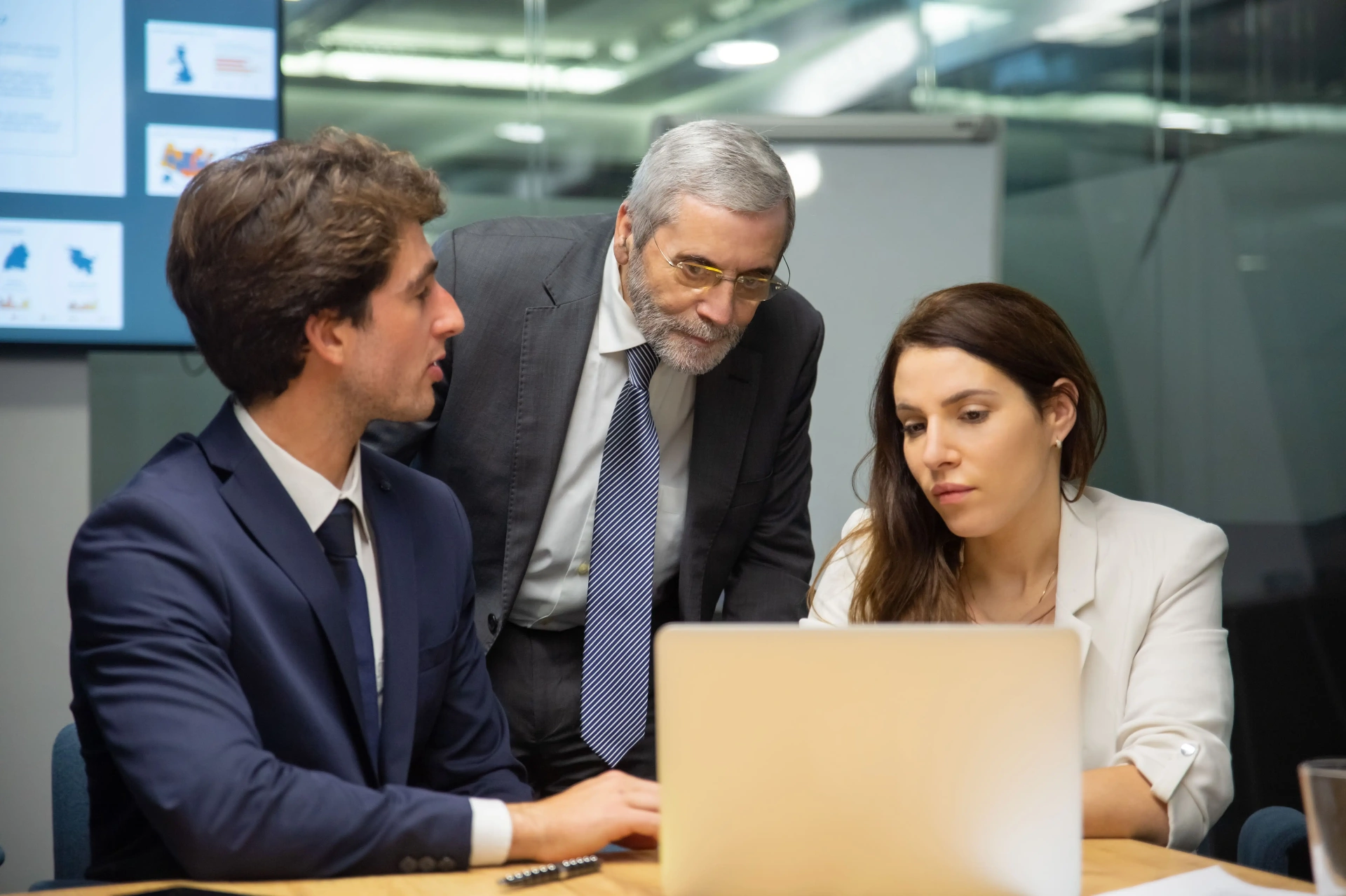 Recrutamento estratégico: como contratar com mais precisão e menos risco
